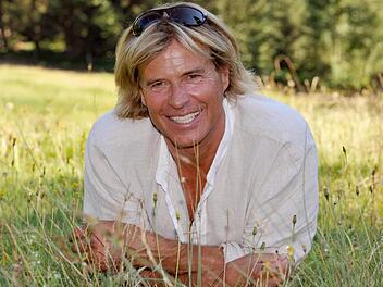 Hansi Hinterseer auf einer Almwiese: Ob da die Milch der glücklichen Alpenkühe sauer wird? Foto: Ursula Düren/dpa