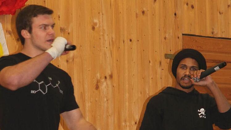 Die "Maintales" aus Haßfurt als Deutsch-Rapper trugen kritische Texte vor - im Bild zwei Sänger der Gruppe.