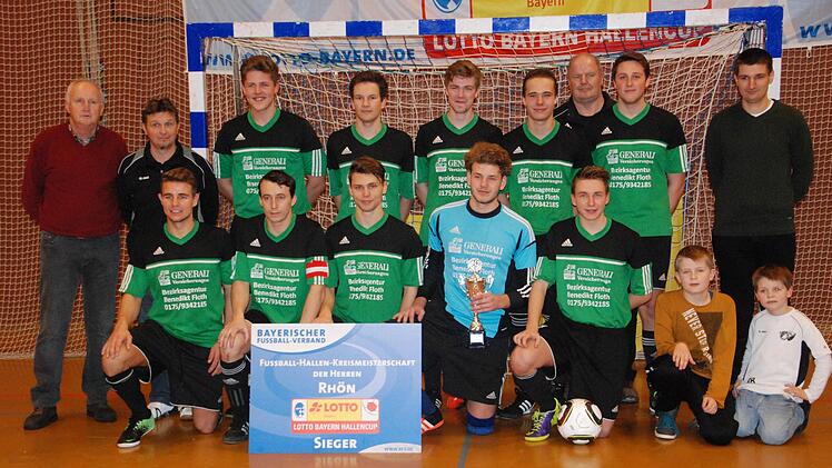 Futsal-Kreismeister des Fußballkreises Rhön 2016 wurde der SV Burgwallbach/Leutershausen. Unser Bild zeigt das Siegerteam mit Kreisspielleiter Michael Ritter, Kreisjuniorenleiter Rainer Lochmüller, und Juniorenspielleiter Thomas Habermann. Foto: Günter Madrenas
