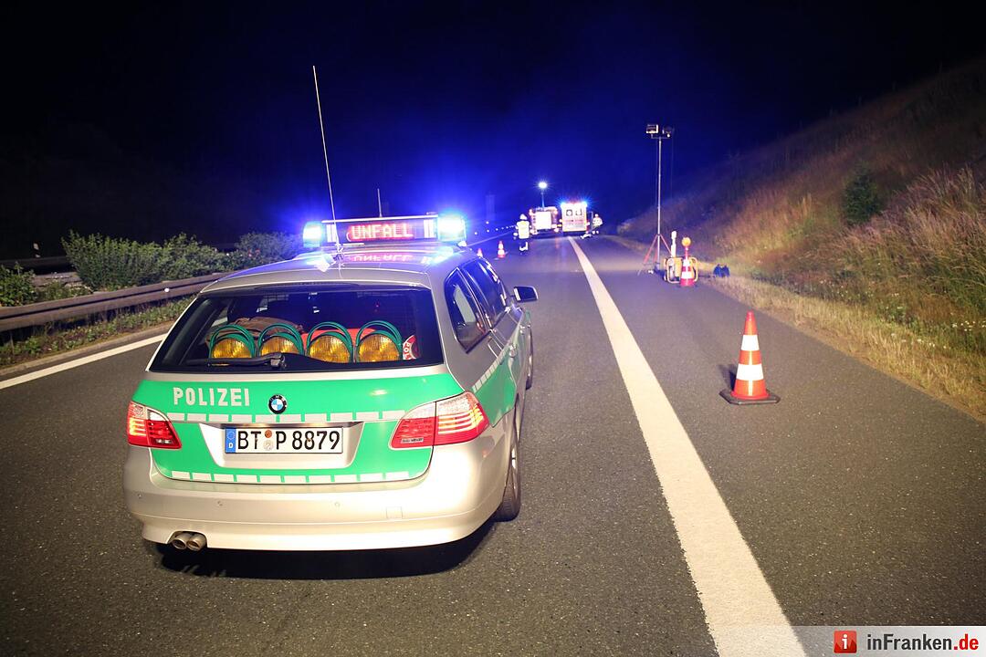 Fußgänger auf A93 von Lkw erfasst
