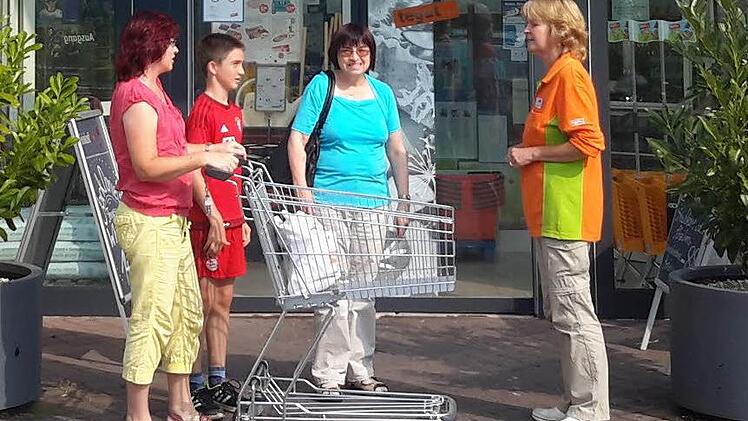 Wie geht es weiter mit dem "kleinen Tegut"? Diese Frage wurde den Mitarbeitern des Nahversorgers in den vergangenen Wochen sehr häufig gestellt. Mit einer Unterschriftenliste an die Unternehmensleitung plädieren zahlreiche Kunden für den Erhalt des Geschäfts. Foto: Rolf Pralle