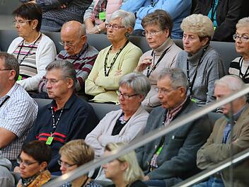Zuschauer verfolgen am Freitag im Bundestag die Debatte um das Flexi-Rentengesetz. Foto: Wolfgang Kumm, dpa