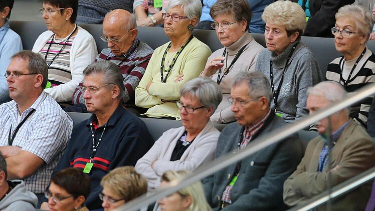 Zuschauer verfolgen am Freitag im Bundestag die Debatte um das Flexi-Rentengesetz. Foto: Wolfgang Kumm, dpa