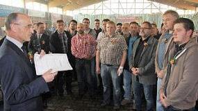 Landrat Wilhelm Schneider (links) vereidigte die neuen Siebener. Foto: Helmut Will