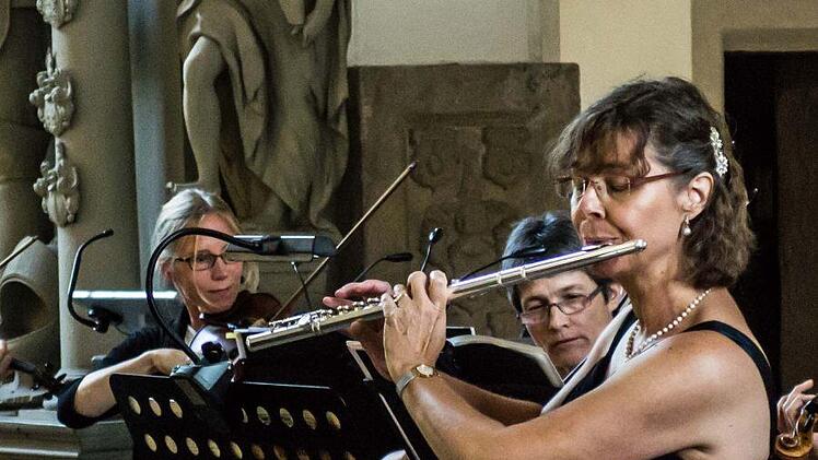 Impressionen von der Ahorner Serenade mit dem Collegium musicum Coburg unter Leitung von Thomas Ehrle: Angelika Stirner-Ebert als Solistin auf der Flöte.Foto: Jochen Berger