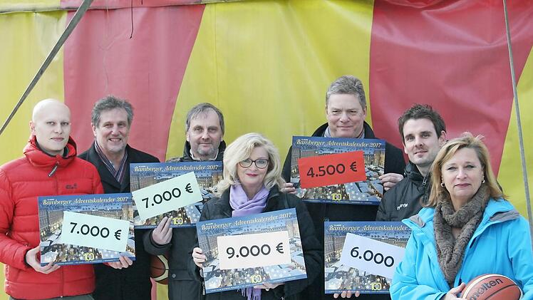 Bei der Spenden&uuml;bergabe (v. l.): Felix Sp&ouml;rlein ("Zahltag&rdquo;), Emil Hartmann (Don-Bosco-Jugendwerk), Volker Traumann ("Zirkus Giovanni&rdquo;), Uschi B&ouml;nsch (SimA-Beauftragte LC Bamberg-Residenz), Andreas E&szlig;er (Pr&auml;sident LC Bamberg-Residenz), Sebastian B&ouml;hnlein (Leiter Schul- und Breitensport, Brose Bamberg), Sabine Brey (Activity-Beauftragte, LC Bamberg-Residenz) Foto: p