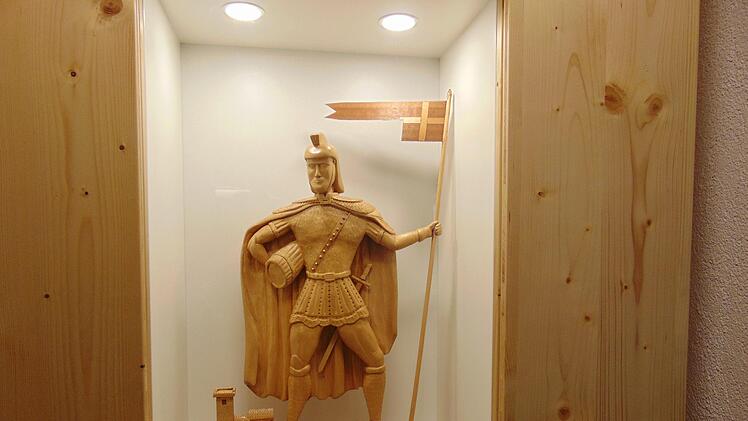 Der Weißenoher Karl Sassnik hat diesen Heiligen Florian geschnitzt.