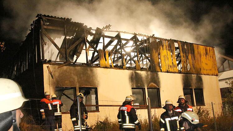 Brand einer Lagerhalle in Autenhausen am Sonntagmorgen Foto: Michael Stelzner