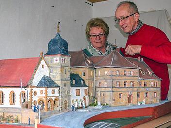 Manfred und Margit Mahr mit dem Modell der St.-Ägidius-Kirche Foto: Thomas Micheel