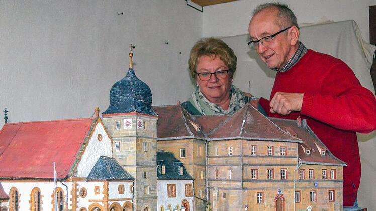 Manfred und Margit Mahr mit dem Modell der St.-Ägidius-Kirche Foto: Thomas Micheel