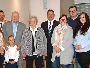 Cäcilia Hofmann aus Neufang (Siebte von links) feierte ihren 80. Geburtstag. Mit im Bild Ehemann Heinrich mit Urenkelin Sophie, Bürgermeister Gerhard Wunder sowie Kinder und Enkel Foto: Hans Franz