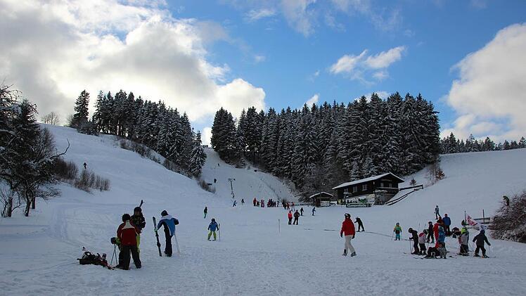 Am Tettauer Skilift fanden sich viele Skifahrer ein.  Foto: Veronika Schadeck