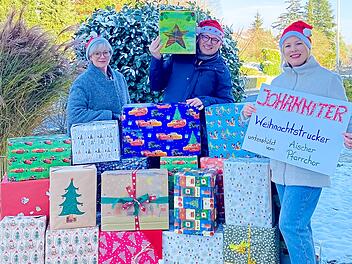 Chorsprecherin Dagmar Barta, Alexander Nagel und Schriftf&uuml;hrerin Daniela Kaltenegger (v. l.) zeigen sich mit der Spendenaktion solidarisch mit notleidenden Menschen.
