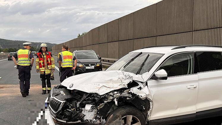 FIRST PICTURE zur News N32450 "UPDATE: A73, Nürnberg Richtung Bamberg, zwischen Forchheim-Nord und Buttenheim Unfallaufnahme, Richtungsfahrbahn gesperrt, (Vollsperre, Feuerwehr leitet an der AS Forchheim Nord ab),  (344)"