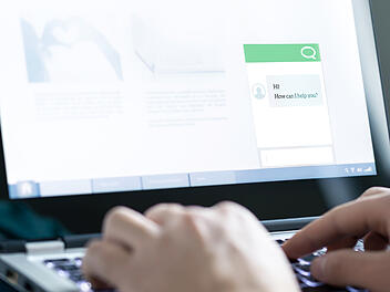 Laut einer Studie der Uni Erlangen geben Chatbots keine zuverlässigen Antworten bei Informationen zu Medikamenten. Chatbot, Online-Apotheke