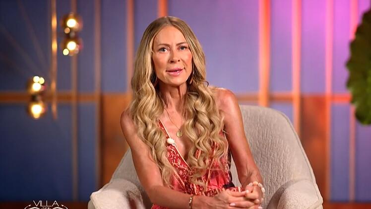 Jenny Elvers startet die "Villa der Versuchung" mit einem &uuml;berraschenden Gest&auml;ndnis.