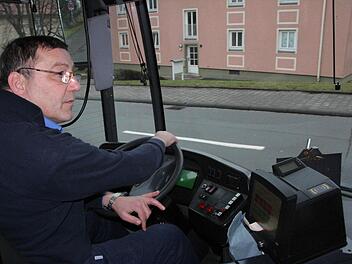 "Der Komfort für Fahrgäste und Fahrer hat sich unglaublich entwickelt", sagt Frank Kirchner, der seit 25 Jahren Busfahrer ist. Fotos: Roepert