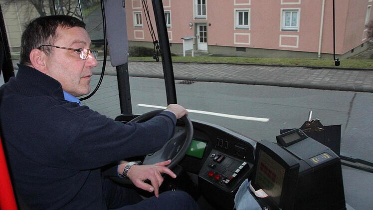 "Der Komfort für Fahrgäste und Fahrer hat sich unglaublich entwickelt", sagt Frank Kirchner, der seit 25 Jahren Busfahrer ist. Fotos: Roepert