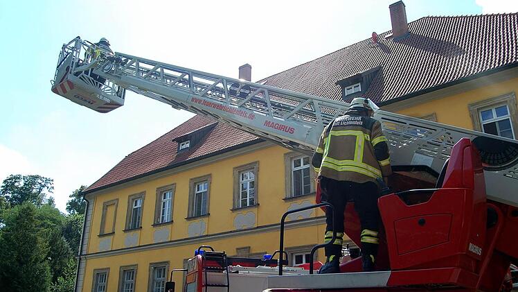 Die Drehleiter wird vor dem Schloss in Position gebracht.