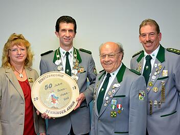 Das Königshaus des Schützenvereins Edelweiß Reiterswiesen: (von links) 1. Ritter Renate Voll, Schützenkönig Armin Renninger, 2. Ritter Klaus Menge und Vorsitzender Arno Röder. Fotos: Rauch