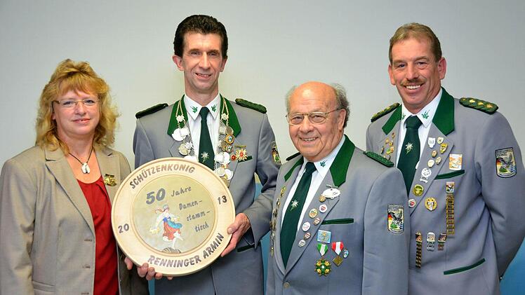 Das Königshaus des Schützenvereins Edelweiß Reiterswiesen: (von links) 1. Ritter Renate Voll, Schützenkönig Armin Renninger, 2. Ritter Klaus Menge und Vorsitzender Arno Röder. Fotos: Rauch