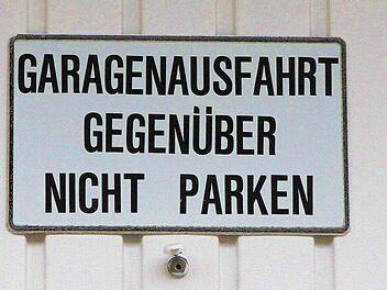 Mit diesem Schild weist ein Hauseigentümer in der Sonnenleite auf die Freihaltung des Seitenstreifens hin, um problemlos aus der Garage zu kommen. Fotos: Jochen Nützel