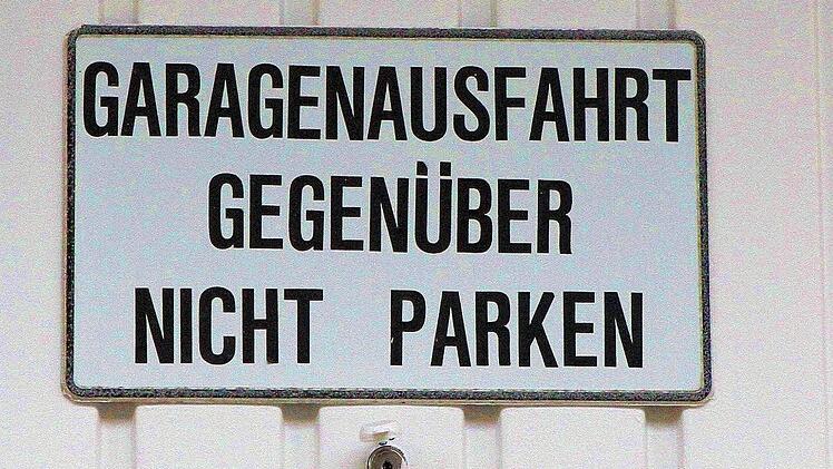 Mit diesem Schild weist ein Hauseigentümer in der Sonnenleite auf die Freihaltung des Seitenstreifens hin, um problemlos aus der Garage zu kommen. Fotos: Jochen Nützel