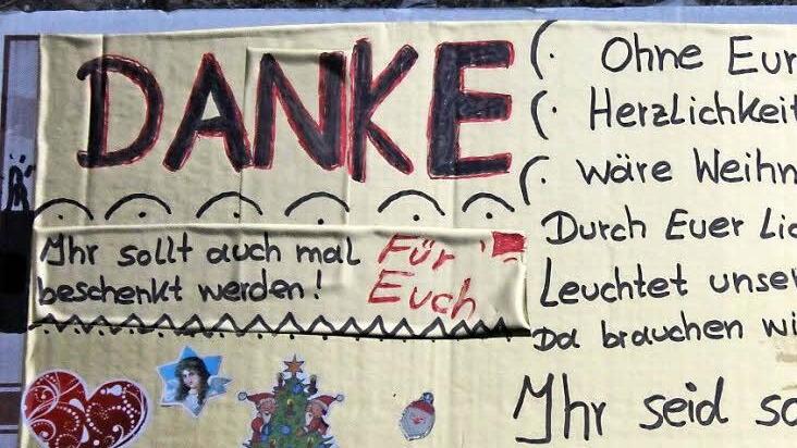 Sehr viele Menschen sind auf das Coburger Sozialkaufhaus Hartz&Herzlich angewiesen. Und es geht dabei nicht nur um günstige Second-Hand-Ware. Was das Kaufhaus für eine Familie mit geringem Einkommen bedeuten kann, verdeutlicht dieses Dankschreiben einer jungen Mutter mit ihren Kindern. Fotos: Simone Bastian