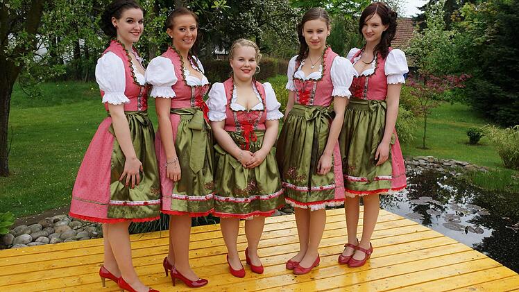 Die Festdamen: Lena Eidloth, Eva Schnabrich, Laura Kretschmann, Magdalena Kestel, Sophie SimonFoto: Roland Schönmüller