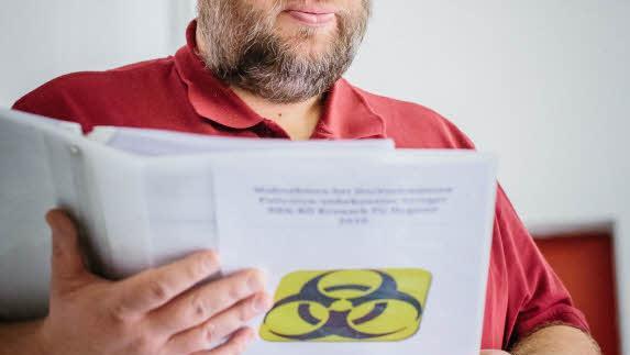 Thilo Ludwig liest die Sicherheitsbestimmungen vor. Foto: Hendrik Steffens