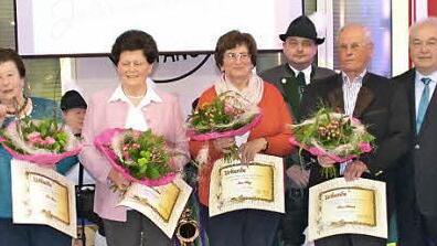 Vier Frauen wurden zu Ehrenmitgliedern ernannt, und zwar (ab Zweite von links) Margareta Backer, Anna Jakob und Irene Bätz. Mit im Bild (von links) Schirmherr und Bürgermeister Gerhard Wunder, Vorsitzender Andreas Reißig, der langjährige Dirigent Franz Föhrkolb, der für seine Frau Rosa die Ehrenmitgliedschafts-Urkunde entgegennahm, Zweiter Vorsitzender Elmar Müller und Dirigent Gerhard Föhrweiser.