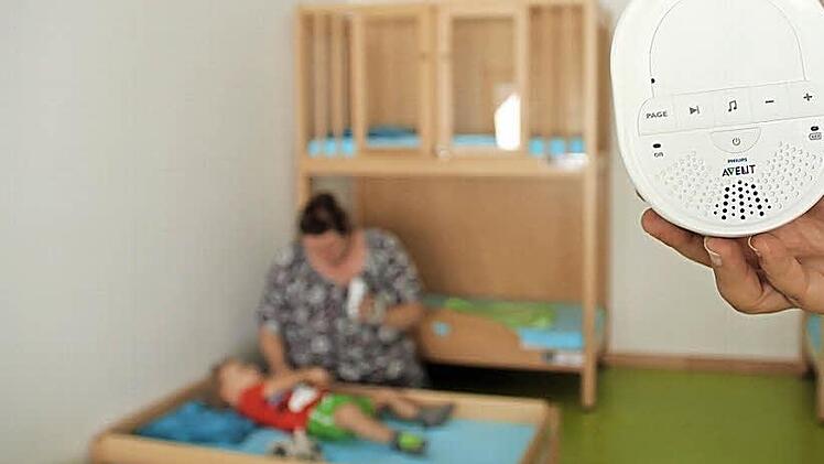 Reicht das Babyphone oder muss eine Erzieherin die schlafenden Kinder in der Kita - wie hier in der neuen städtischen Einrichtung Regenbogen - persönlich überwachen?  Foto: Andreas Dorsch
