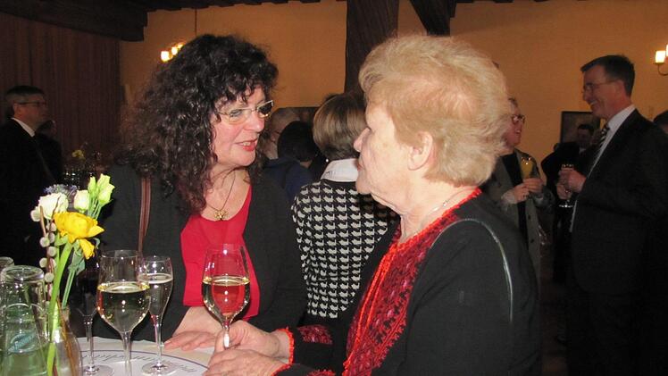 Die frühere Präsidentin der Landessynode, die Coburgerin Heidi Schülke im Gespräch mit der Landessynodalin Helga Neike aus Miltenberg. Foto: Martin Koch