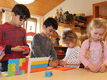 Mohamed, Munir, Lilli und Leni spielen zusammen. Dass die beiden Jungs noch nicht so gut deutsch sprechen, spielt dabei überhaupt keine Rolle. Fotos: Lisa Kieslinger