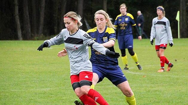 Keine Chance f&uuml;r Daniela Puscha (l.) und  den TSV Brand: Im Achtelfinale des BFV-Pokals unterlag der Bezirksoberligist dem Landesliga-Spitzenreiter aus Frensdorf deutlich mit 0:10. Bernd Riemke/anpfiff.info
