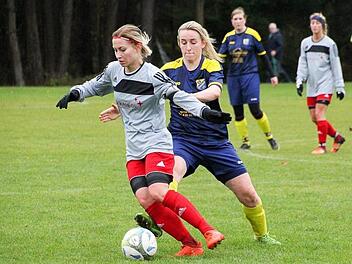 Keine Chance für Daniela Puscha (l.) und  den TSV Brand: Im Achtelfinale des BFV-Pokals unterlag der Bezirksoberligist dem Landesliga-Spitzenreiter aus Frensdorf deutlich mit 0:10. Bernd Riemke/anpfiff.info
