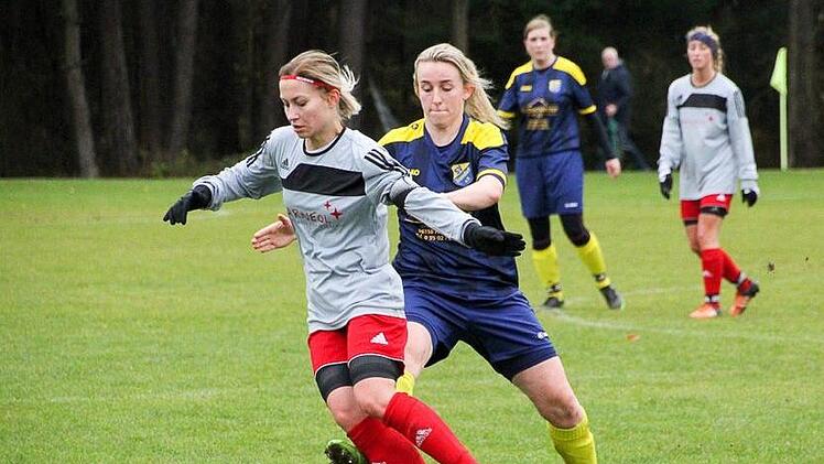 Keine Chance für Daniela Puscha (l.) und  den TSV Brand: Im Achtelfinale des BFV-Pokals unterlag der Bezirksoberligist dem Landesliga-Spitzenreiter aus Frensdorf deutlich mit 0:10. Bernd Riemke/anpfiff.info