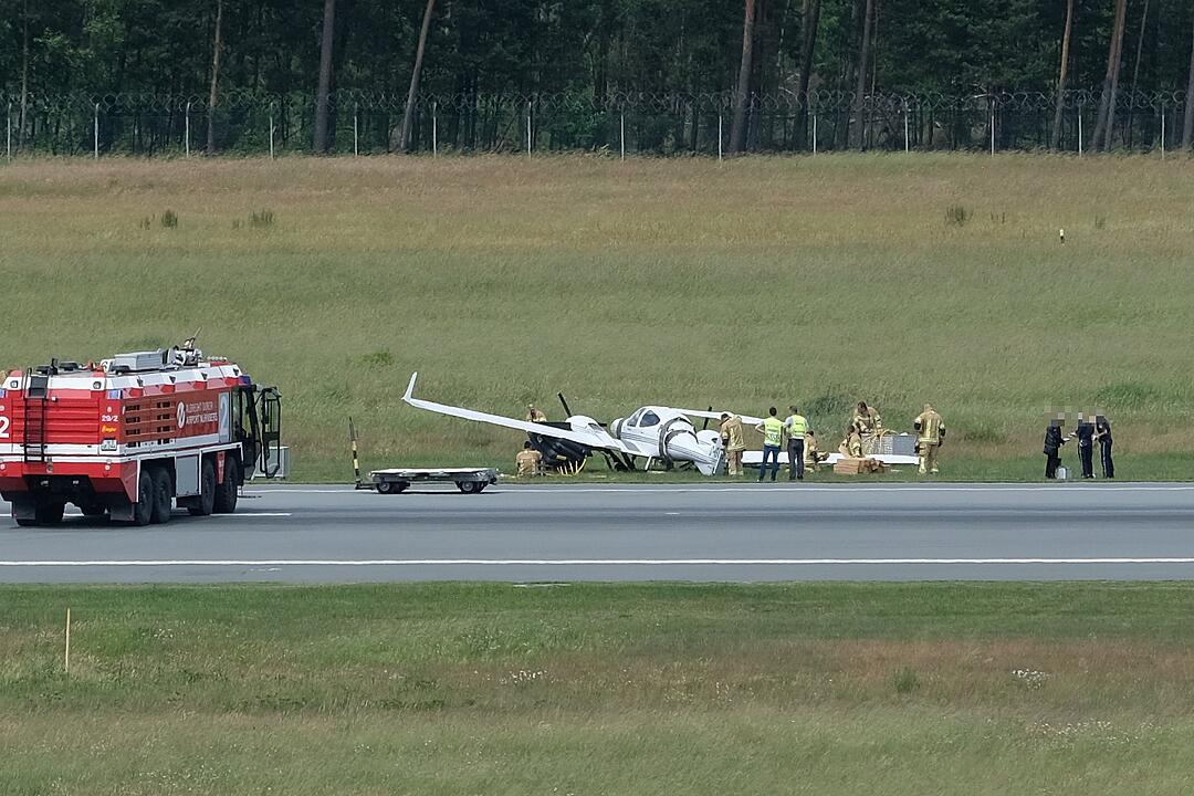 Zweimotorige Maschine von Landebahn am Nürnberger Flughafen abgekommen
