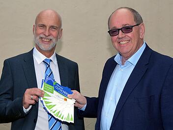 Oberbürgermeister Kay Blankenburg erhielt das erste Kuvert der neuen Gutschein-Auflage von Klaus Bollwein überreicht.  Foto: Peter Rauch