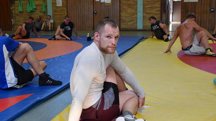 Dehnen gehört nach dem Training dazu, hier Neuzugang Darius Mayek aus Bamberg.  Foto: Gunther Czepera