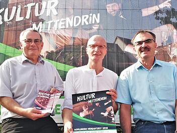 Bezirksrat Stefan Funk (CSU; von links), Hubert Ziegler, Leiter der Gemeindebücherei, und Bürgermeister Harald Hofmann (CSU) laden zur "Nüdlinger Herbstzeit" ein. Foto: Sigismund von Dobschütz