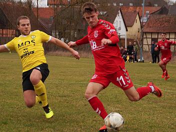 Aubstadts Neuzugang Leonhard Langhans feierte im Testspiel gegen den FC Thulba (links: Julian Wüscher) ein gelungenes Debüt. Foto: Rudi Dümpert