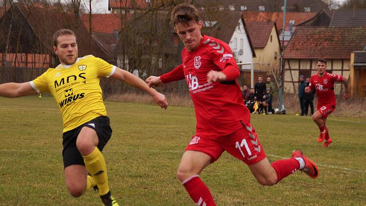 Aubstadts Neuzugang Leonhard Langhans feierte im Testspiel gegen den FC Thulba (links: Julian Wüscher) ein gelungenes Debüt. Foto: Rudi Dümpert