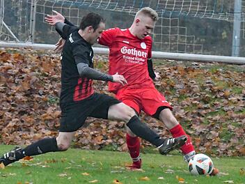 Den berühmten Schritt zu spät kommt Reichenbachs Christian Pickel gegen den Rannunger Alexander Müller. Foto: Hopf