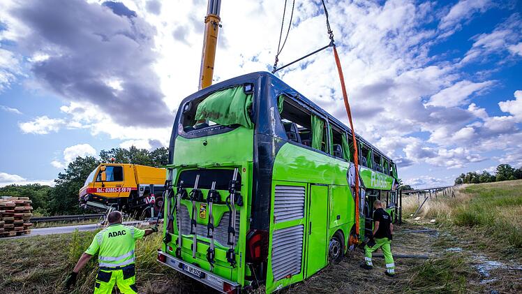 Flixbus auf A19 umgekippt - Menschen verletzt