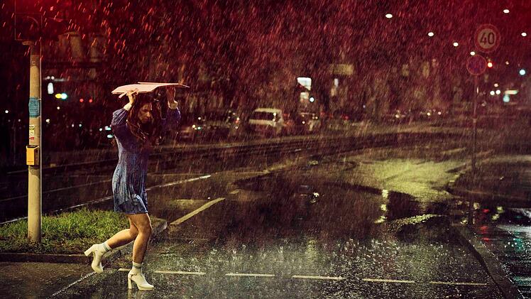 Pony H&uuml;bner (Kim Riedle) l&auml;uft durch die regnerische Nacht, um am Kiosk Zigaretten zu kaufen. Ihre Kinder l&auml;sst sie im Auto zur&uuml;ck. Als sie zur&uuml;ckkehrt, ist das Auto mit den Kindern verschwunden. Sp&auml;ter wird es im Neckar gefunden - mit einem toten Kind.