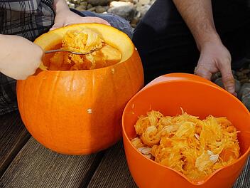 Das Fruchtfleisch eines essbaren Halloween-K&uuml;rbisses l&auml;sst sich nach dem Aush&ouml;hlen weiterverwenden.