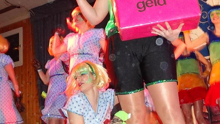 Die Große Garde aus Poppenlauer kam heuer als Party-Frauen mit "Wenn die Hausfrau streikt" und belegte den 2. Platz. Foto: Jana Keul