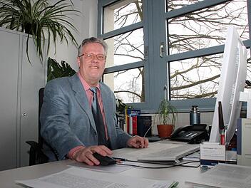 Medizinaldirektor Helmut Weiß wird sein Arbeitszimmer bald räumen. Ab April wird er Leiter des Gesundheitsamtes in Kronach. Fotos: Thomas Heuchling