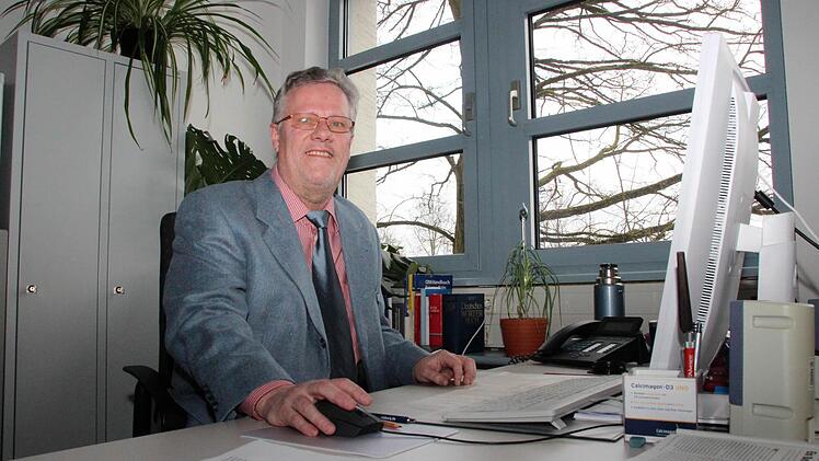 Medizinaldirektor Helmut Weiß wird sein Arbeitszimmer bald räumen. Ab April wird er Leiter des Gesundheitsamtes in Kronach. Fotos: Thomas Heuchling